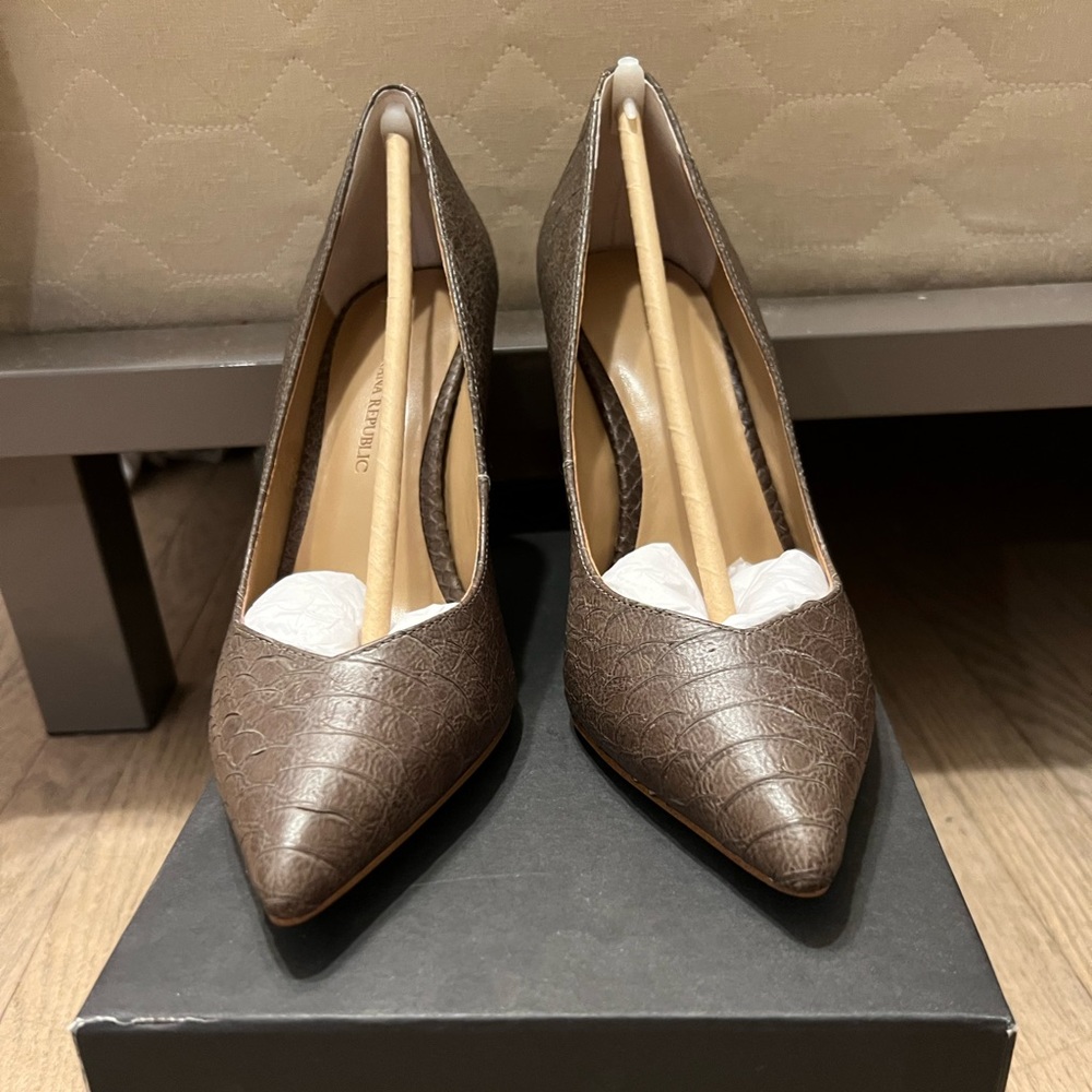 NIB Banana Republic Embossed Brown/Taupe Leather Pump High Heel Shoes (size 6)